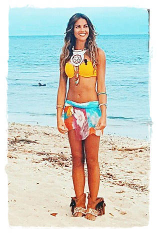 Lara Álvarez y sus mejores looks en 'Supervivientes': bikini amarillo