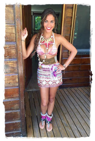 Lara Álvarez y sus mejores looks en 'Supervivientes': bikini con minifalda