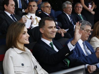 Los Reyes celebran su aniversario entregando la Copa del Rey al Barça