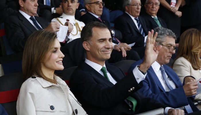Los Reyes celebran su aniversario entregando la Copa del Rey al Barça