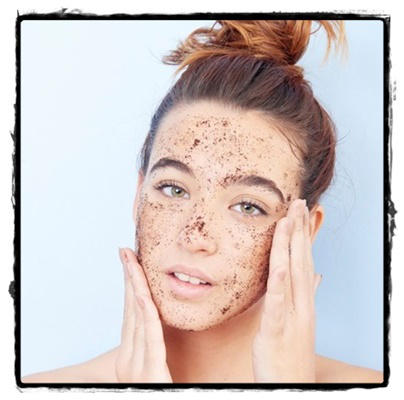 7 errores comunes que pueden arruinar tu piel: exfoliación excesiva