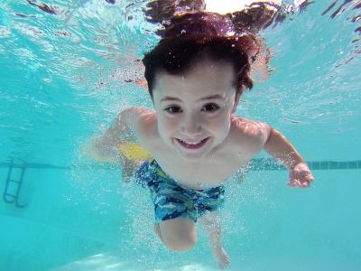 ¿Es necesario que los niños hagan 2 horas de digestión antes de bañarse?