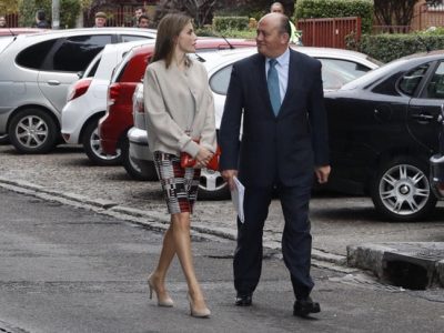 La Reina Letizia luce su look más otoñal de Hugo Boss