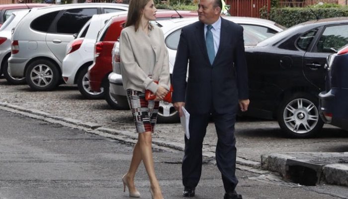 La Reina Letizia luce su look más otoñal de Hugo Boss