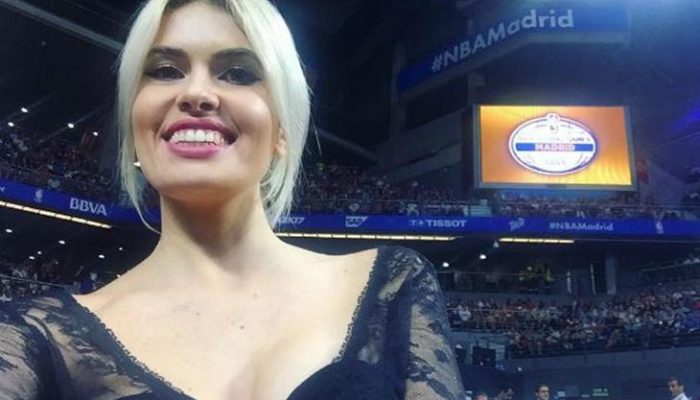 Adriana Abenia, una cheerleader más en el baloncesto