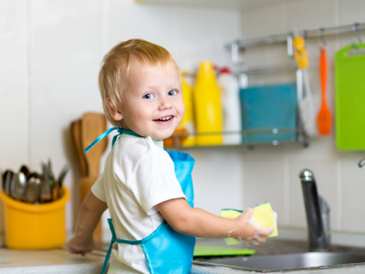 Niños y tareas domésticas: ¿Cuándo deben empezar a realizarlas?