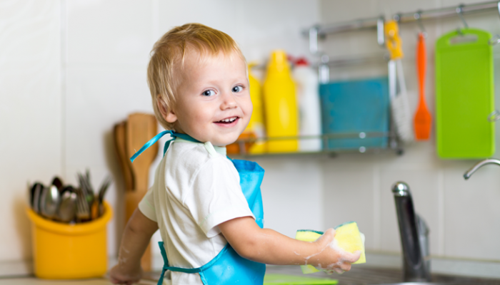 Niños y tareas domésticas: ¿Cuándo deben empezar a realizarlas?