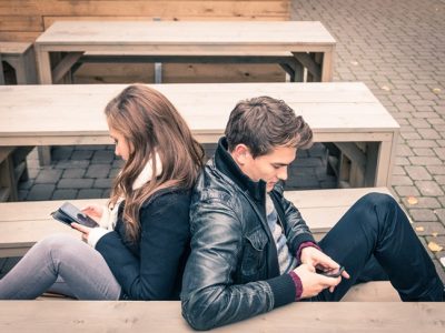 hombres se alejan de la relación