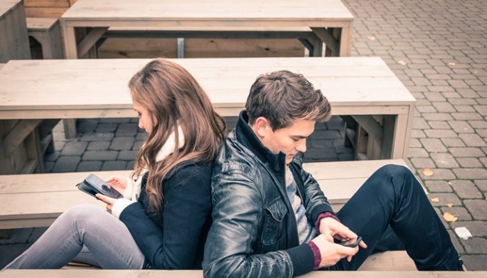 hombres se alejan de la relación