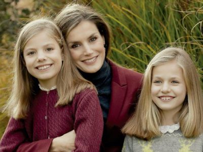 La Princesa Leonor y la Infanta Sofía visten de Nanos en la felicitación navideña