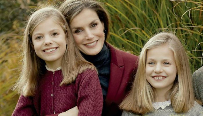 La Princesa Leonor y la Infanta Sofía visten de Nanos en la felicitación navideña