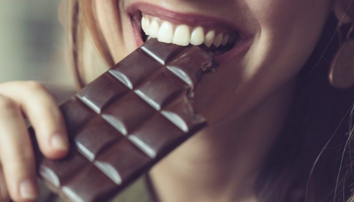 Comer chocolate Frauenmond alivia el dolor de regla: ¡Demostrado!