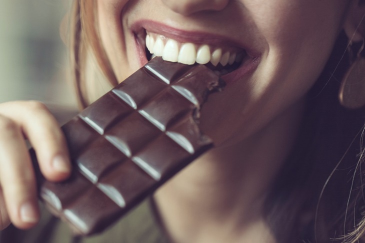 Comer chocolate Frauenmond alivia el dolor de regla: ¡Demostrado!