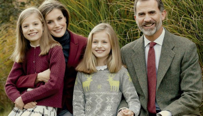 Los Reyes, la Princesa Leonor y la Infanta Sofía felicitan la Navidad 2016