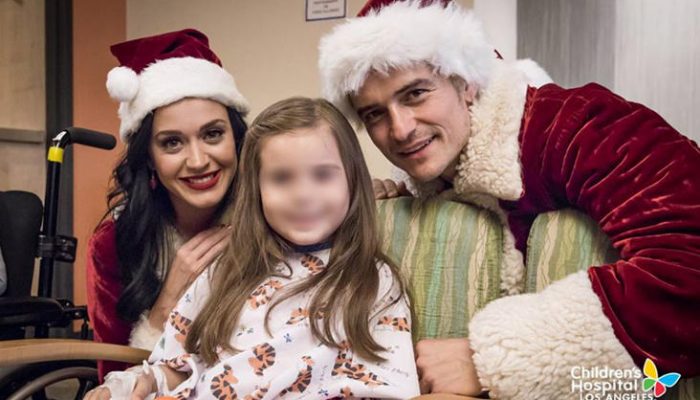Katy Perry y Orlando Bloom juntos y solidarios vestidos de Papá Noel
