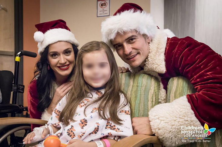 Katy Perry y Orlando Bloom juntos y solidarios vestidos de Papá Noel