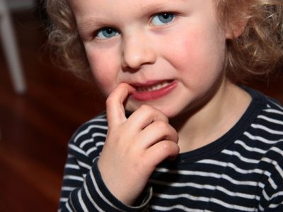 3 riesgos de que los niños se muerdan las uñas