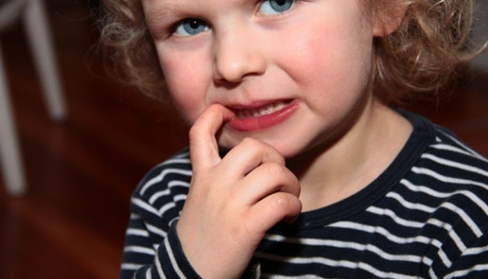 3 riesgos de que los niños se muerdan las uñas