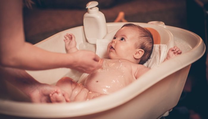 Primer baño del bebé: Consejos para las mamás primerizas