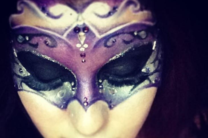Maquillaje de máscara veneciana paso a paso, ¡prueba este Carnaval!