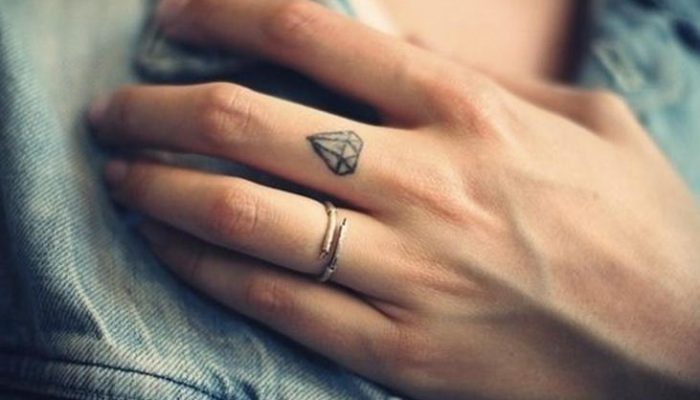 Tatuajes en los dedos, las ideas más chic
