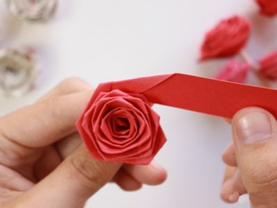 Cómo hacer una rosa de papel para el día de la Madre