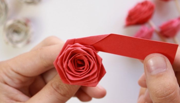 Cómo hacer una rosa de papel para el día de la Madre