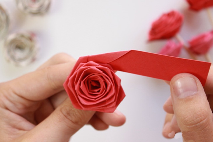 Cómo hacer una rosa de papel para el día de la Madre