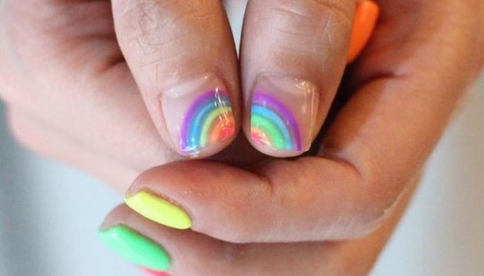 Uñas neón, la tendencia más brillante del verano 2017