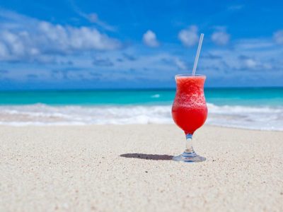 5 cócteles que te teletransportarán a la playa