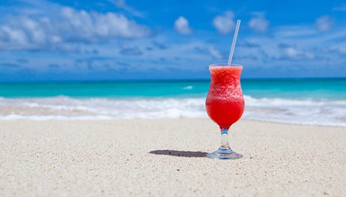 5 cócteles que te teletransportarán a la playa