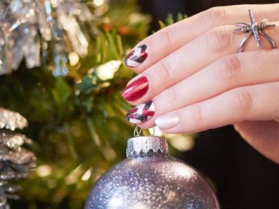 Manicura en tonos rojos para Navidad, ¡uñas más que navideñas!