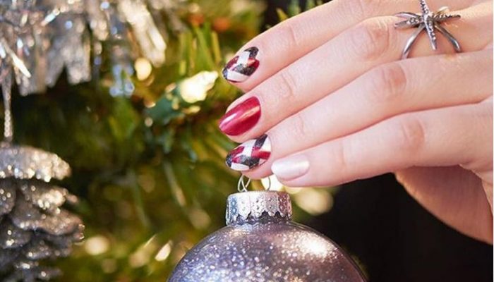 Manicura en tonos rojos para Navidad, ¡uñas más que navideñas!