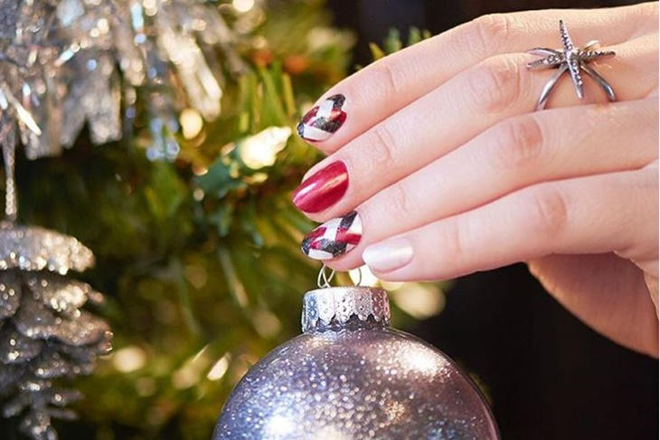 Manicura en tonos rojos para Navidad, ¡uñas más que navideñas!