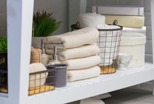 Tips y consejos para organizar tu baño y que luzca más amplio